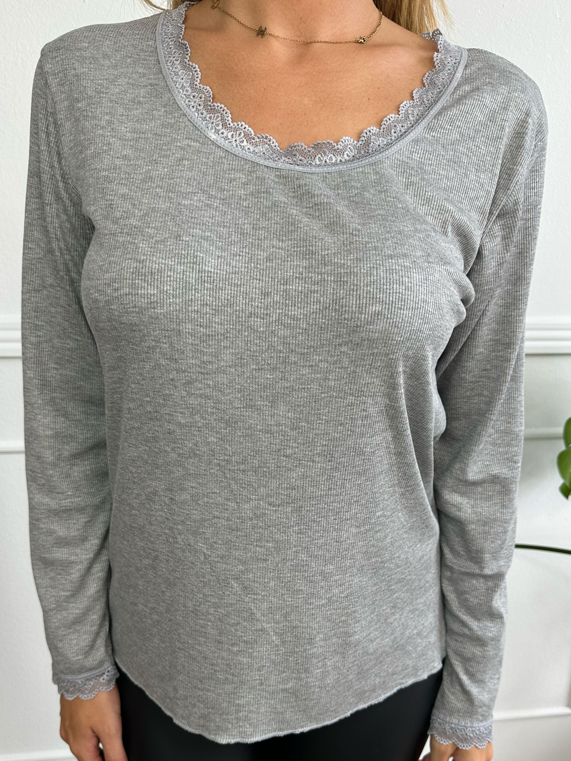Ibina Long Sleeve - Sød bluse med rib og blondekanter